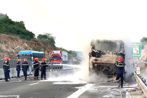 客车在庆和省芽庄－金兰高速公路上起火的现场。