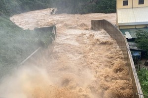 高平省白腾水电站正在泄洪。