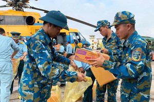 918旅干部、战士将物资搬上飞机，前往谅山省救助同胞。