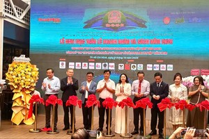 胡志明市市委宣教与民运处副主任黎文明与各位代表剪彩开幕2025年企业家与书籍周。