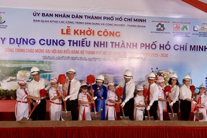 胡志明市领导与各位代表和儿童们共同参与动工仪式。