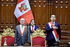 秘鲁国会主席何塞·耶里当地时间10月10日凌晨宣誓就任总统。