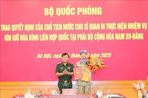 越南国防部10日上午在河内举办仪式，向赴联合国执行维和任务的官兵颁发国家主席任命决定。