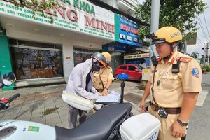 交警力量正在作行政违规笔录。