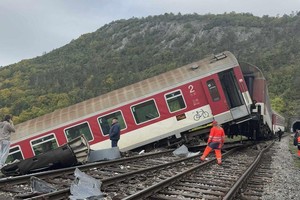 斯洛伐克火车相撞致约百人受伤