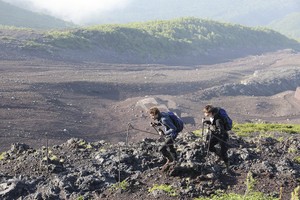6月30日，日本山梨县，登山者沿吉田小路攀登富士山。