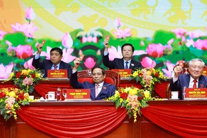 各位代表表决通过大会决议。