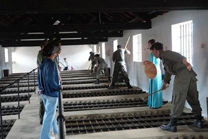 游客参观崑崙岛监狱遗迹系统。