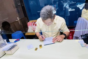 国内金片价格继续强劲上涨，过去半个月每两累计涨幅近1200万元。