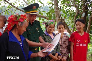 边防部队开展防范人口贩运的宣传活动。