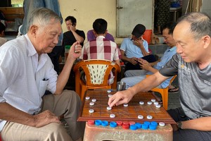 老人在下棋消遣。