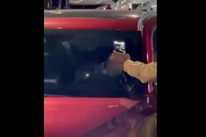 女歌手关闭车门，公然拿出“笑气球”在职能力量和民众面前吸食。