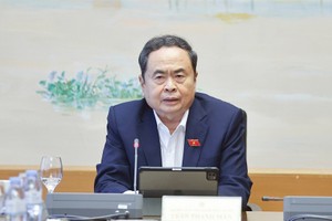 国会主席陈青敏发表讲话。