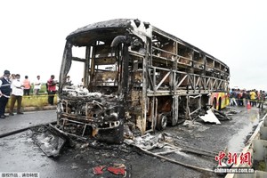 被烧焦的巴士。