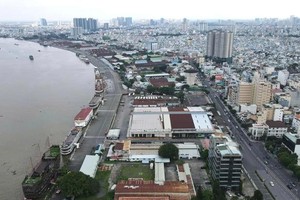 从芽龙码头到新顺桥的阮必成街路段十分狭窄，经常堵车。