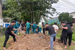 政协坊各力量修筑护堤防洪。