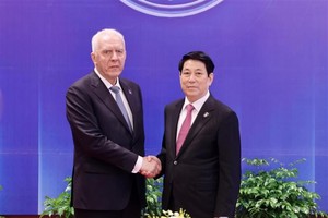 越南国家主席梁强会见俄罗斯联邦总检察长亚历山大·古察恩。