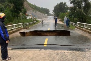 24C国道卡达桥在大雨中坍塌，导致摩托车驾驶者坠落。