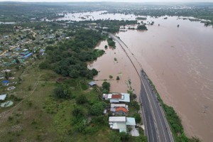 林同省梁山乡1号国道严重受淹。