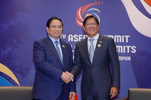 越南政府总理范明政会见菲律宾总统马科斯。