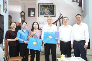 市委副书记阮福禄向黎玉琚及其家人赠送礼物。