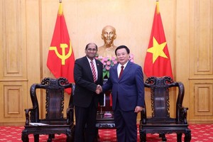 党中央政治局委员、胡志明国家政治学院院长、中央理论委员会主席阮春胜在河内会见新加坡驻越南大使贾雅·拉特南。