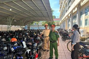 公安检查学校内的一处停车场。