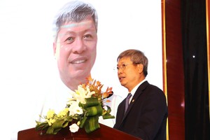 岘港市人委会副主席胡光宝。