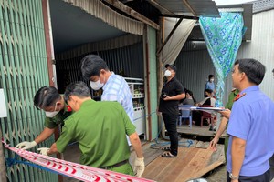 公安在勘察现场，调查命案。