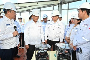 胡志明市市委书记陈留光率工作团考察VSP运营中心。