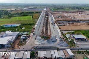 通往VSIP芹苴工业园区的道路与80号国道交汇处。