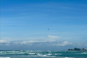 国防部空军力量正在海上进行搜寻。