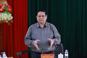 越南政府总理范明政发表总结讲话。