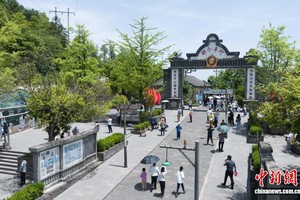 游客在贵州省铜仁市万山区朱砂古镇游玩。