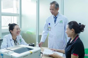 175军医医院医生为教师提供甲状腺功能减退症免费咨询、筛查。