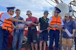 海上执法力量在渔船出海捕鱼前向渔民宣传有关非法、不报告和不受管制（IUU）捕捞的规定。