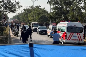 警察和救护车抵达现场。