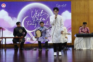 学生在11月11日下午举行的新闻发布会上表演民族音乐。