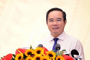 胡志明市人委会主席谈及连接隆城机场铁路和10万亿元治水项目