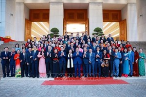 政府总理范明政与全国教育管理干部及教师代表合影。