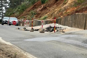 路面隆起，最高处达1.2米。