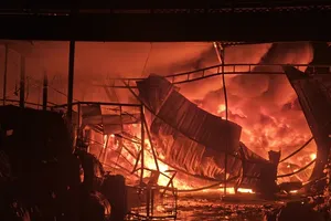 安江省鴻德乡师南邑的废料仓库发生火警。