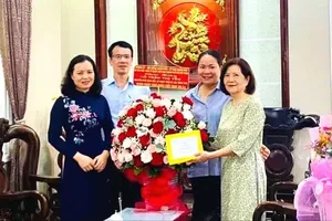 胡志明市国会代表团副团长黄氏福探望并祝贺陈氏燕老师。