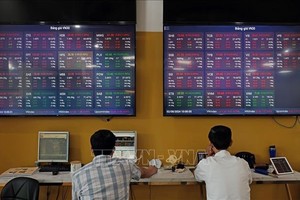 客户在河内保越证券公司总部进行交易。