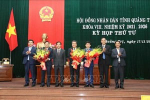 向黎鸿荣同志与黎文保同志赠送鲜花。