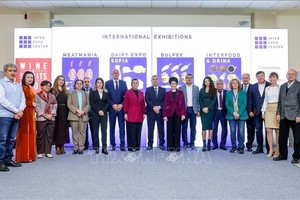 越南驻保加利亚大使阮氏明月与越南驻索菲亚外交使团和协会代表合影。