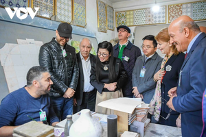 政府总理范明政夫人黎氏碧珍听取 El Biar 儿童保护中心领导介绍关于中心活动情况。 VOV圖