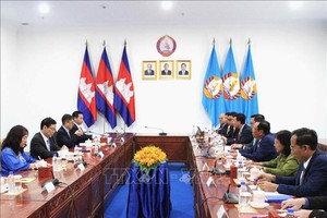 党中央宣教与民运部与柬埔寨人民党中央民运部之间工作会谈场景。