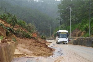  24号国道上的数十处山体滑坡点给车辆造成危险。