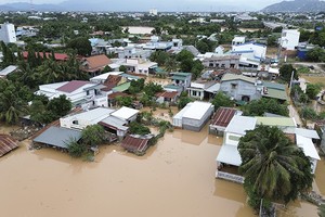 尽管洪水已消退，但居住在庆和省宁福乡丐潘郎河沿岸的不少民房仍被淹。